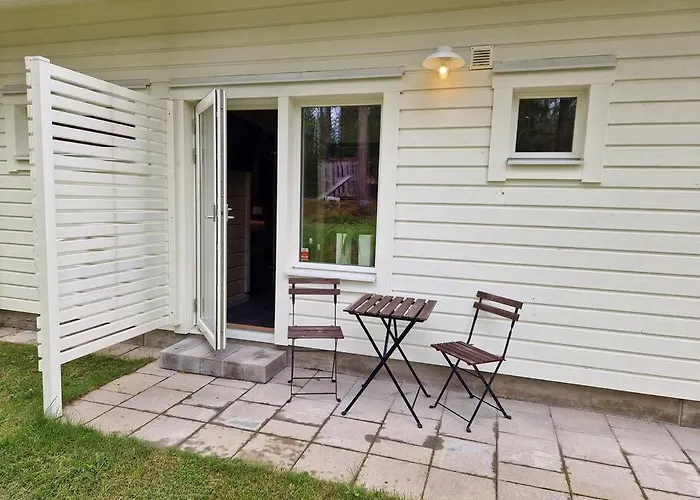 Oevernattningsrum I Separat Gaesthus Pa Saevastoen